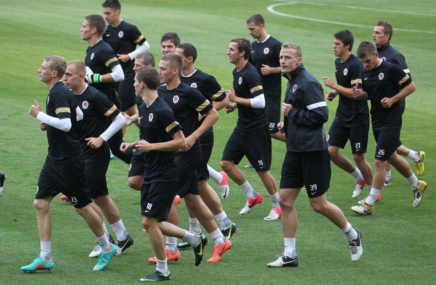 Fotbalisté Sparty Praha během tréninku.