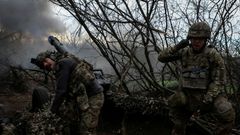 Příslušníci 12. brigády speciálních sil Azov pálí z houfnice směrem na ruské jednotky během ruského útoku na Ukrajinu v Doněcké oblasti
