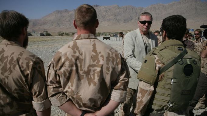 Premiér při nedávné návštěvě vojáků v Afghánistánu.