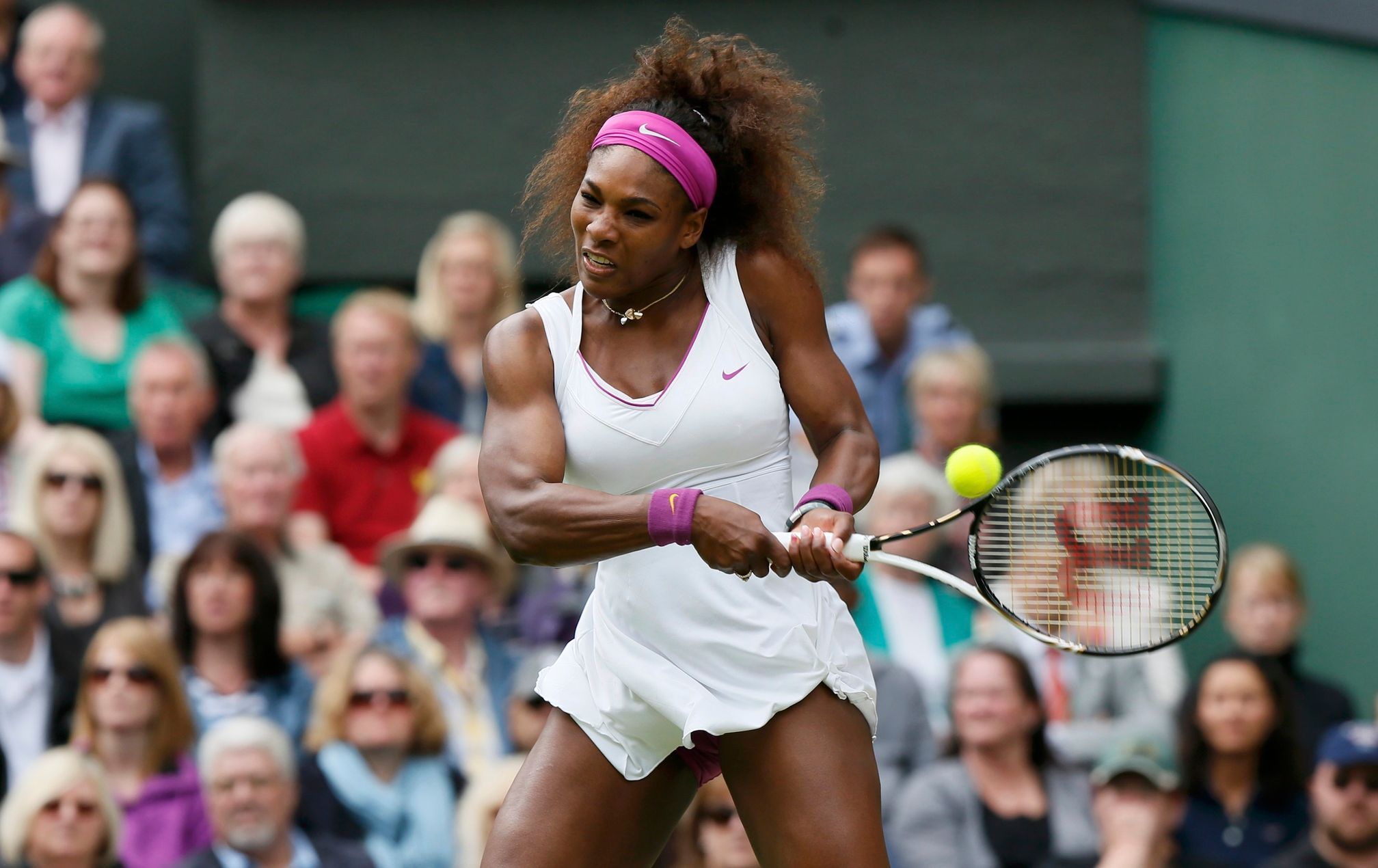 Americká tenistka Serena Williamsová ve finále Wimbledonu 2012 v utkání s Polkou Agnieszkou Radwaňskou.