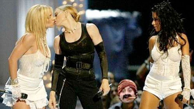 Madonna se líbá s Britney Spears, Rupesh v pozadí