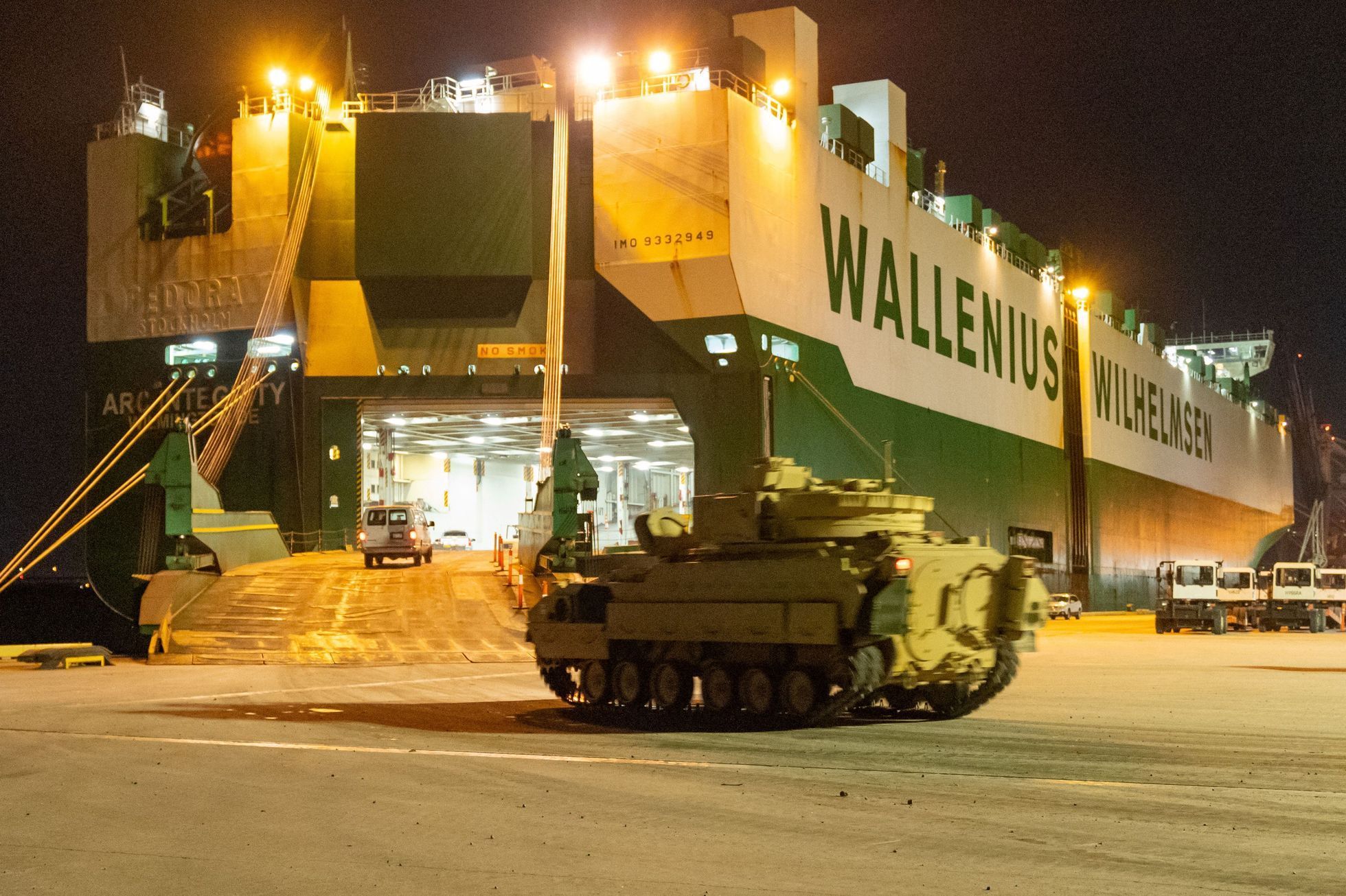 Nakládání bojových vozidel pěchoty Bradley na loď v americkém přístavu Charleston v Jižní Karolíně. Vozidla Spojené státy posílají Ukrajině.