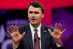 USA deportují držitele víz, kteří oslavovali Kirkovu smrt, oznámil Rubio