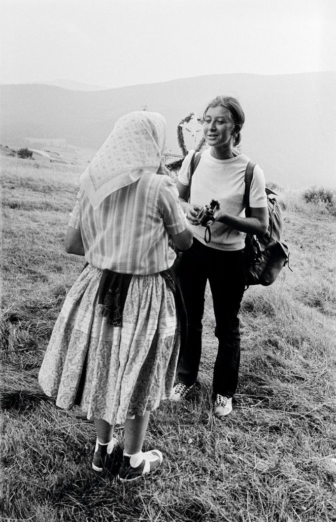 Josef Koudelka: Markéta Luskačová a poutnice, Slovensko 1967.