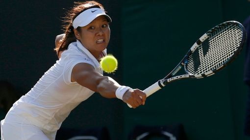 Li Na v zápase s Klárou Zakopalovou na Wimbledonu 2013