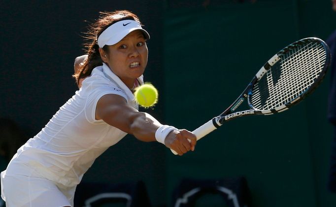 Li Na v zápase s Klárou Zakopalovou na Wimbledonu 2013