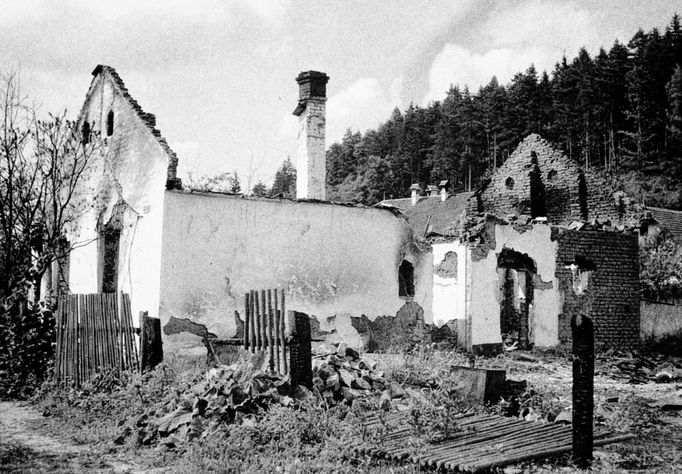 Masakry a vypálené osady od nacistů v dubnu 1945.