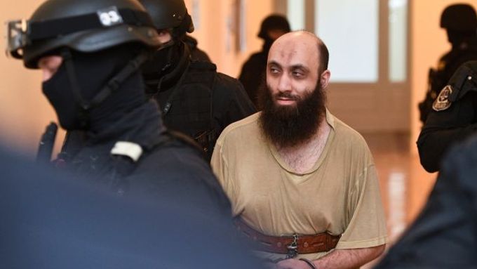 Bývalý pražský imám Samer Shehadeh přichází s policejním doprovodem do soudní síně pražského městského soudu.