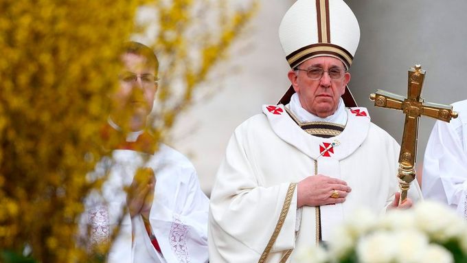 Papež František přichází na mši na Svatopetrském náměstí ve Vatikánu.