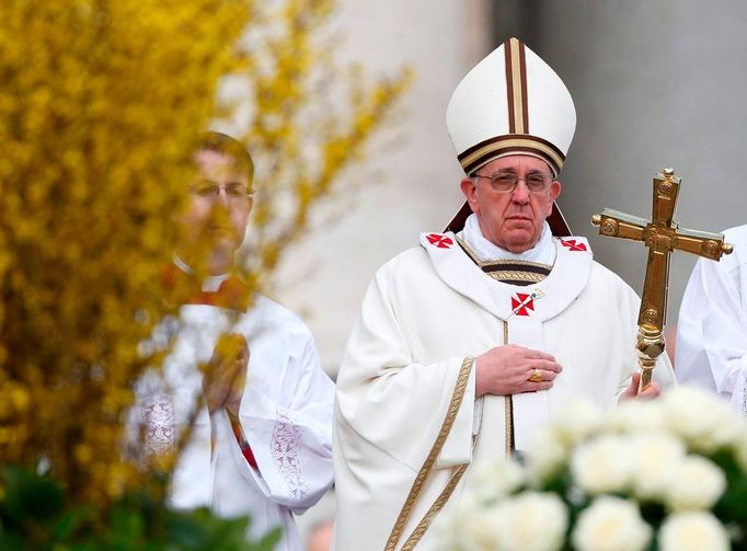 Papež František přichází na mši na Svatopetrském náměstí ve Vatikánu.