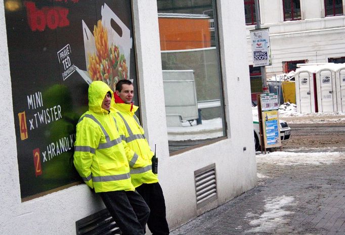 První hlídky vyrazí do ulic na dvanáctihodinovou službu už v neděli v 19 hodin. Posílí tak bezpečnostní agentury, které již začaly hlídat tribuny a stánky rozmístěné po centru liberce i zázemí stadionů ve Vesci a na Ještědu