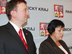 Náměstek ministra dopravy Ivo Toman (ODS). Vedle něj poslankyně za Věci veřejné a náměstkyně pardubického primátora Štěpánka Fraňková.