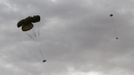 Military supplies are airdrooped by a French aircraft (not pictured) at Gao airport January 28, 2013. Timbuktu and Gao, the main Malian towns held by Islamist insurgents since last year, fell to the French at the weekend, and French troops also seized the airport at Kidal, the last urban bastion abandoned by the rebels. Picture taken January 28, 2013. REUTERS/Adama Diarra (MALI - Tags: POLITICS MILITARY CIVIL UNREST) Published: Úno. 1, 2013, 10:39 dop.