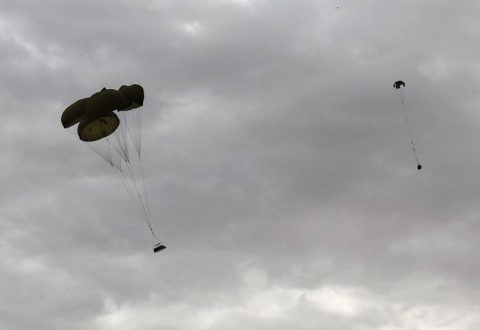 Military supplies are airdrooped by a French aircraft (not pictured) at Gao airport January 28, 2013. Timbuktu and Gao, the main Malian towns held by Islamist insurgents since last year, fell to the French at the weekend, and French troops also seized the airport at Kidal, the last urban bastion abandoned by the rebels. Picture taken January 28, 2013. REUTERS/Adama Diarra (MALI - Tags: POLITICS MILITARY CIVIL UNREST) Published: Úno. 1, 2013, 10:39 dop.