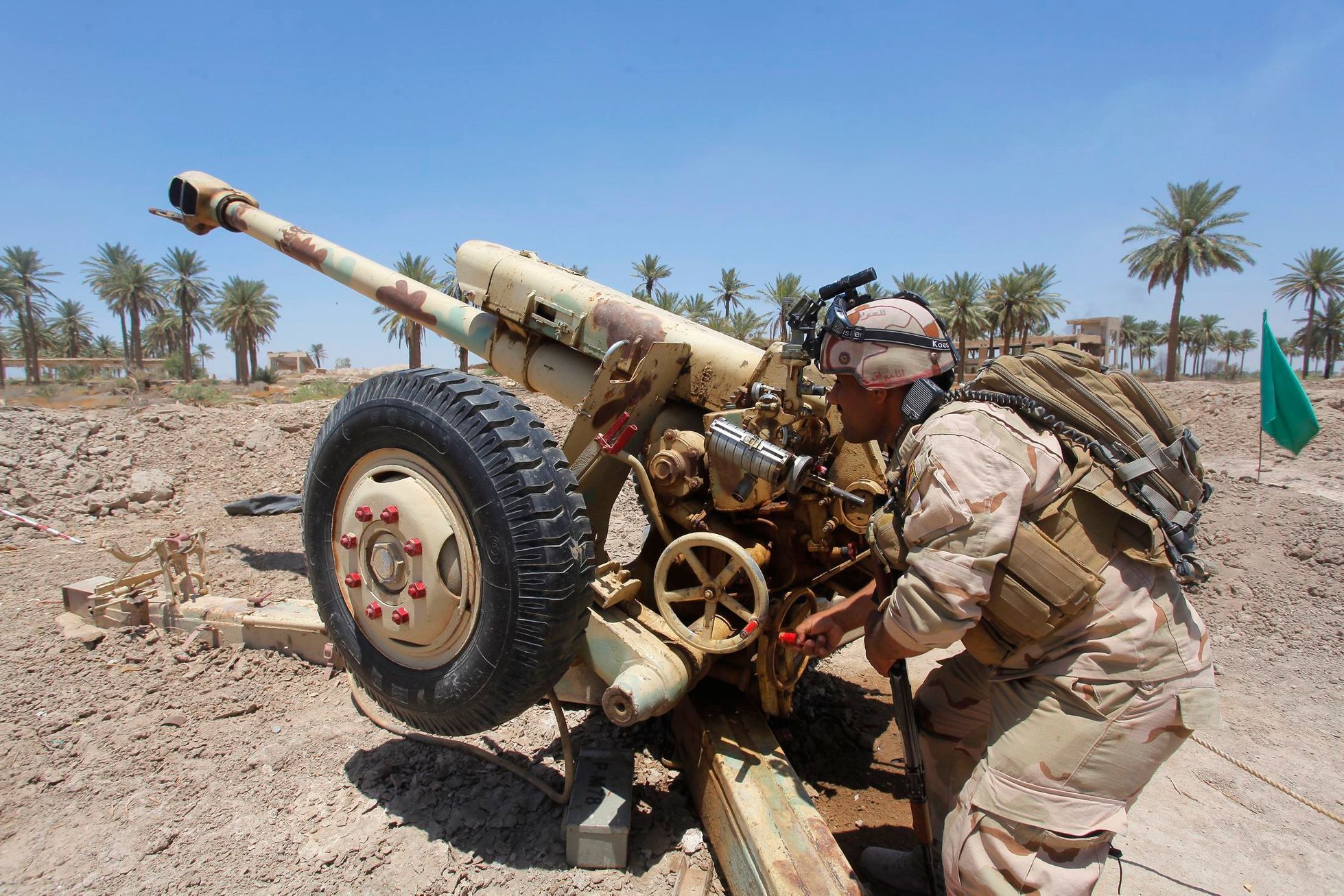 Irácký voják při útoku na islamisty z ISIL.