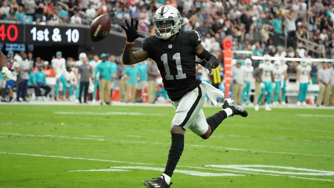 Henry Ruggs v dresu Las Vegas Raiders v utkání NFL proti Miami