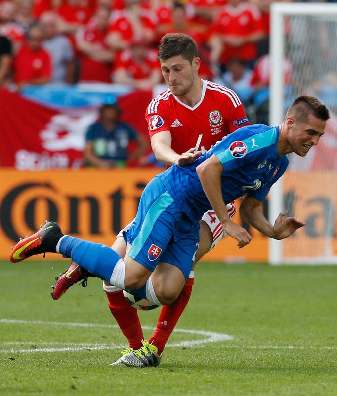 Euro 2016, Slovensko-Wales: Róbert Mak - Ben Davies