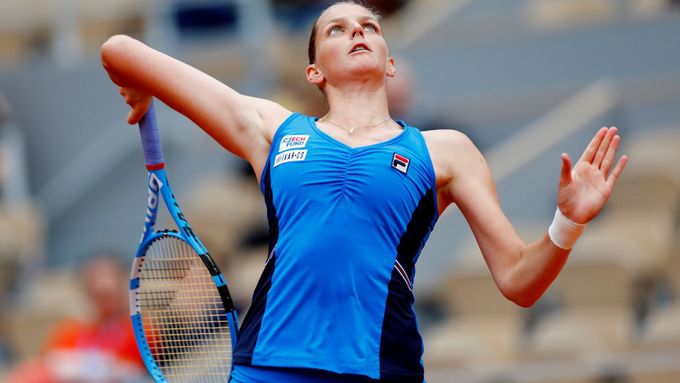 Karolína Plíšková servíruje v utkání prvního kola Roland Garros.