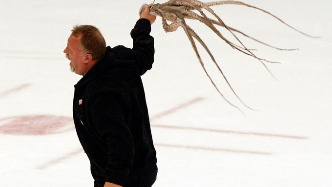 Ledař detroitské arény Al Sobotka s chobotnicí, která přistála na plochu