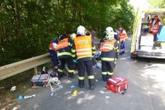 Tragická nehoda na Šumpersku. Při srážce auta s autobusem zemřeli čtyři lidé