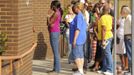 Voters wait in line to file absentee ballots outside Orange County Supervisor of Elections office in Orlando, Florida November 5, 2012. REUTERS/Scott A. Miller (UNITED STATES - Tags: USA PRESIDENTIAL ELECTION POLITICS ELECTIONS) Published: Lis. 5, 2012, 9:10 odp.