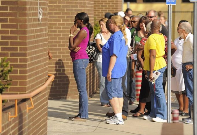 Voters wait in line to file absentee ballots outside Orange County Supervisor of Elections office in Orlando, Florida November 5, 2012. REUTERS/Scott A. Miller (UNITED STATES - Tags: USA PRESIDENTIAL ELECTION POLITICS ELECTIONS) Published: Lis. 5, 2012, 9:10 odp.