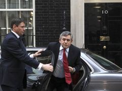 Povolební ráno: Gordon Brown přijíždí do sídla britských premiérů na Downing Street 10.