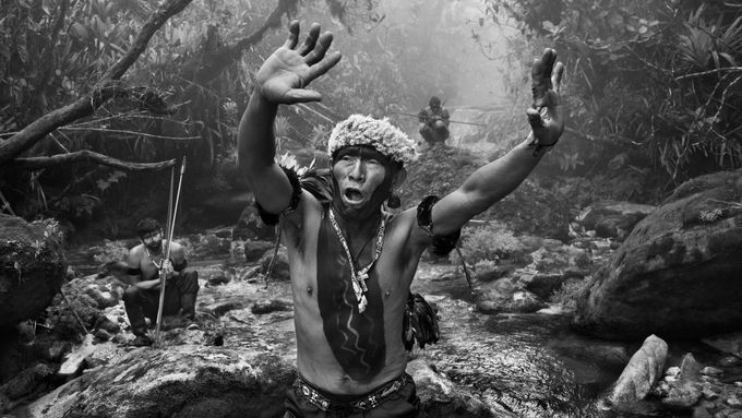 Sebastiao Salgado: Modlitba k Janomamské bohyni, Snímek z výstavy Svět nevídaný