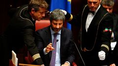 Asistenti kontrolují mikrofon nově zvoleného předsedy italské Poslanecké sněmovny Roberta Fica
