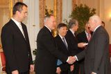 Klaus si podal ruku také s prezidentem České biatlonové unie Václavem Fiřtíkem,...