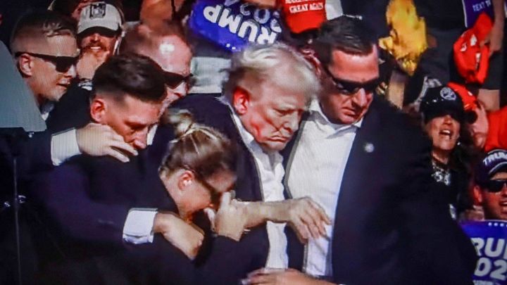 Vyšetřování atentátu na Donalda Trumpa převzala FBI, střelec je po smrti