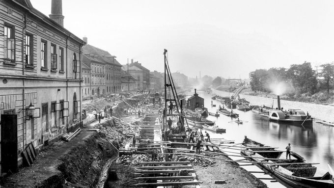 Tenkrát v Karlíně. Historické fotografie čtvrti, kterou demolovaly války i povodně