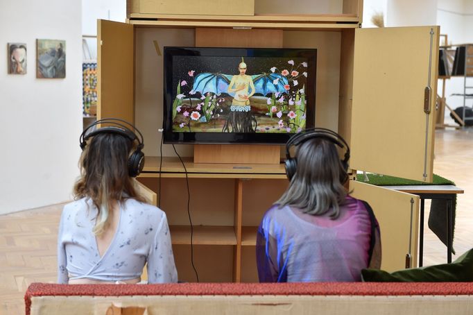 Na snímku z výstavy Tady a teď! je projekce Pavla Pražáka Aquarelle channeling, Brbláci.