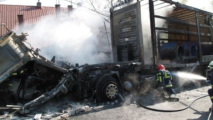 U Rožnova pod Radhoštěm hořel kamion