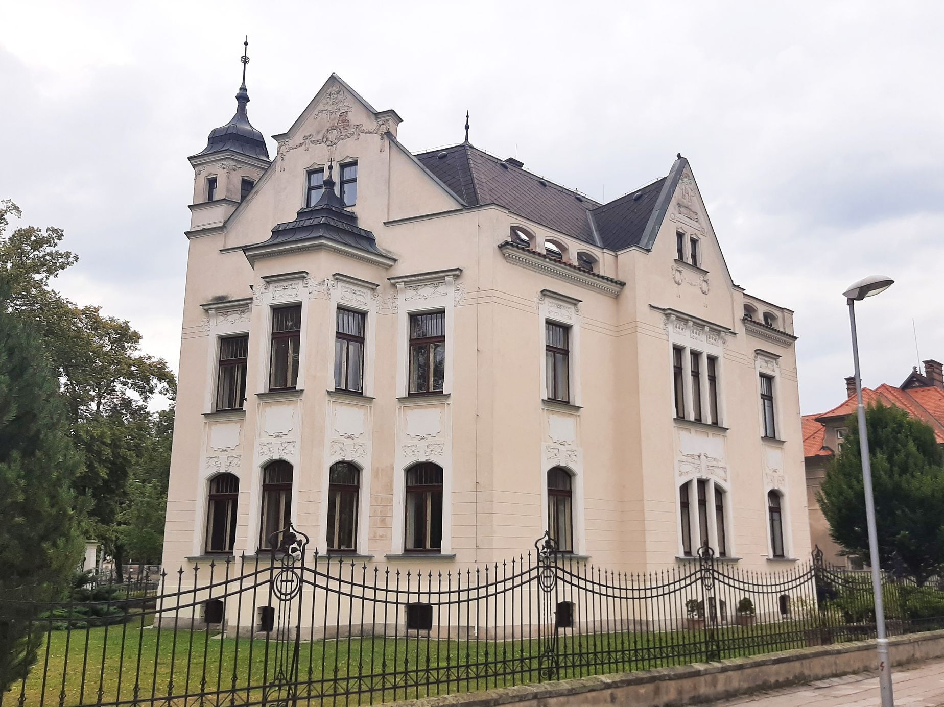 Hradec Králové, Orlické nábřeží, vily