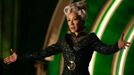 Michelle Yeoh jako Madame Morrible.
