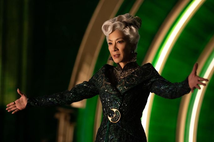 Michelle Yeoh jako Madame Morrible.