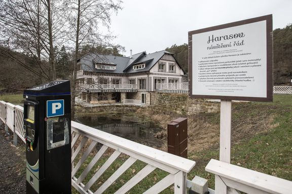 Lokalita Harasov na Kokořínsku, soudce Jan Veselý ji koupil od Luboše Paška, obchodního partnera Romana Janouška, v roce 2016.