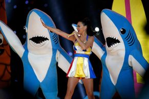 Super Bowl: Katy Perry, tancující žraloci i skvělí Patrioti