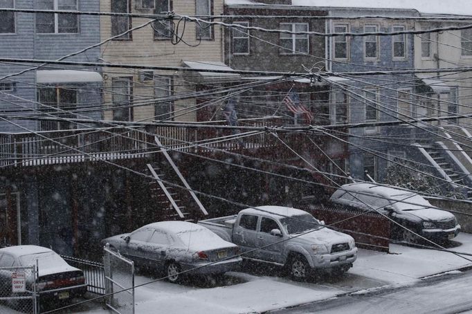 Cars are seen covered by snow during the arrival of Nor'easter, also known as a northeaster storm, in Jersey City, New Jersey, November 7, 2012. A wintry storm dropped snow on the Northeast and threatened to bring dangerous winds and flooding to a region still climbing out from the devastation of superstorm Sandy. REUTERS/Eduardo Munoz (UNITED STATES - Tags: ENVIRONMENT DISASTER) Published: Lis. 7, 2012, 10:39 odp.