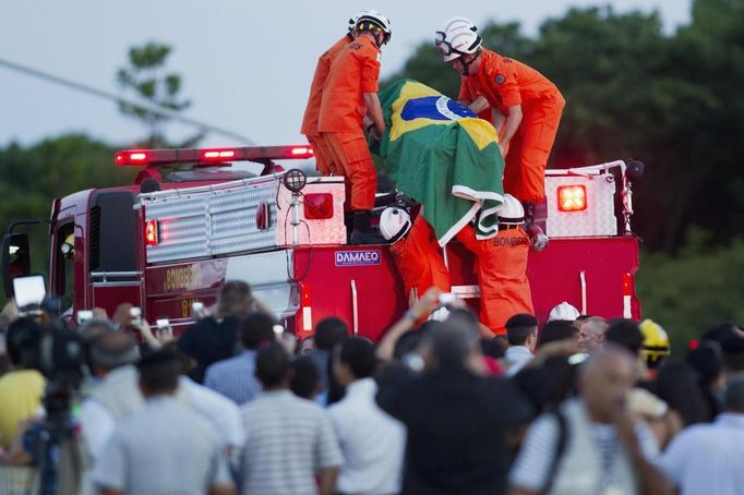 The coffin of architect Oscar Niemeyer leaves the Planalto Palace on a fire engine in Brasilia December 6, 2012. Niemeyer, a towering patriarch of modern architecture who shaped the look of modern Brazil and whose inventive, curved designs left their mark on cities worldwide, died late on Wednesday. He was 104. Niemeyer had been battling kidney and stomach ailments in a Rio de Janeiro hospital since early November. His death was the result of a lung infection developed this week, the hospital said, little more than a week before he would have turned 105. REUTERS/Ueslei Marcelino (BRAZIL - Tags: OBITUARY SOCIETY TPX IMAGES OF THE DAY) Published: Pro. 6, 2012, 10:06 odp.