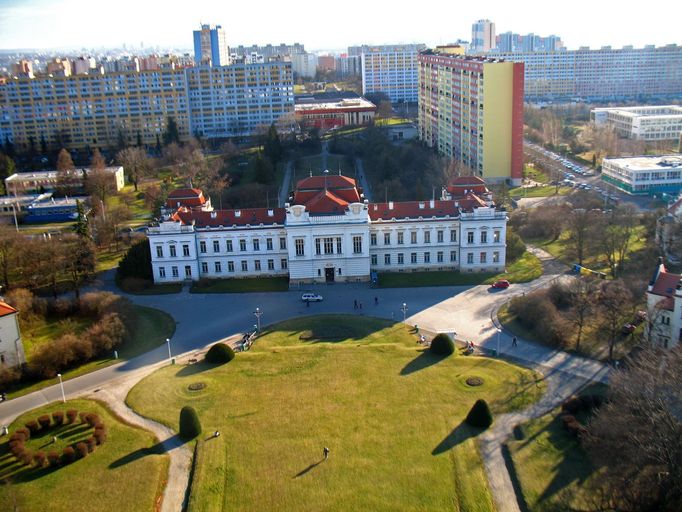 Areál Psychiatrická nemocnice Bohnice na snímcích z nedávné minulosti. Pohled z věže kostela Svatého Václava.