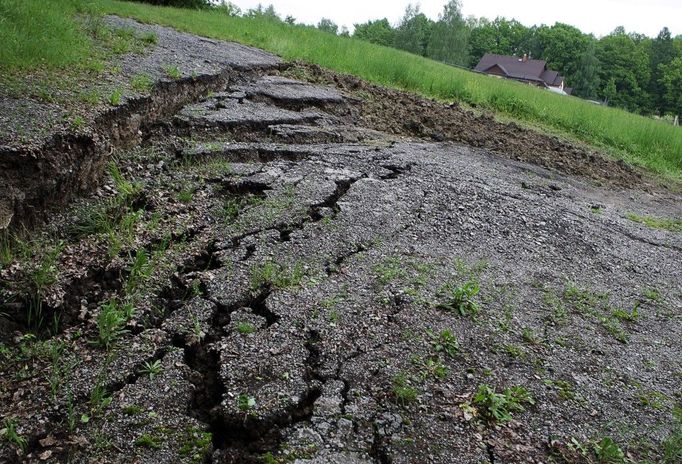 Druhý se kvůli jílovému podloží propadl o několik centimetrů níž. Posun zeminy zde však pokračuje a v domě se začínají objevovat nové trhliny.