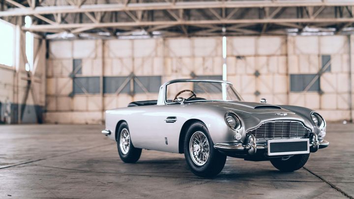 Auto pro malého Bonda. Dokonalá zmenšenina Aston Martinu DB5 má i falešné kulomety; Zdroj foto: The Little Car Company