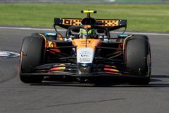 Norris v Mexiku jasně triumfoval a vede šampionát, Hamilton musel přijmout trest