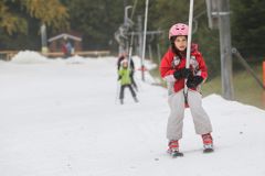 Podmínky pro lyžaře zlepšuje nový sníh, otevírají další sjezdovky i v nižších polohách