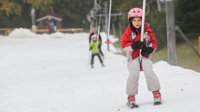 Na umělém sněhu v areálu Monínec se lyžovalo už na konci října.