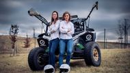 Seznamte se: toto jsou Lenka Hlavatá a Gabriela Budínová, členky budoucí posádky pro Rallye Dakar. Jejich projekt se jmenuje "Podpatky na plynu" a má na start soutěže přivést první českou čistě ženskou posádku.