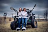 Seznamte se: toto jsou Lenka Hlavatá a Gabriela Budínová, členky budoucí posádky pro Rallye Dakar. Jejich projekt se jmenuje "Podpatky na plynu" a má na start soutěže přivést první českou čistě ženskou posádku.