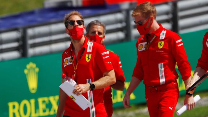 Sebastian Vettel s členy týmu Ferrari na obhlídce Red Bull Ringu před Velkou cenu Rakouska formule 1